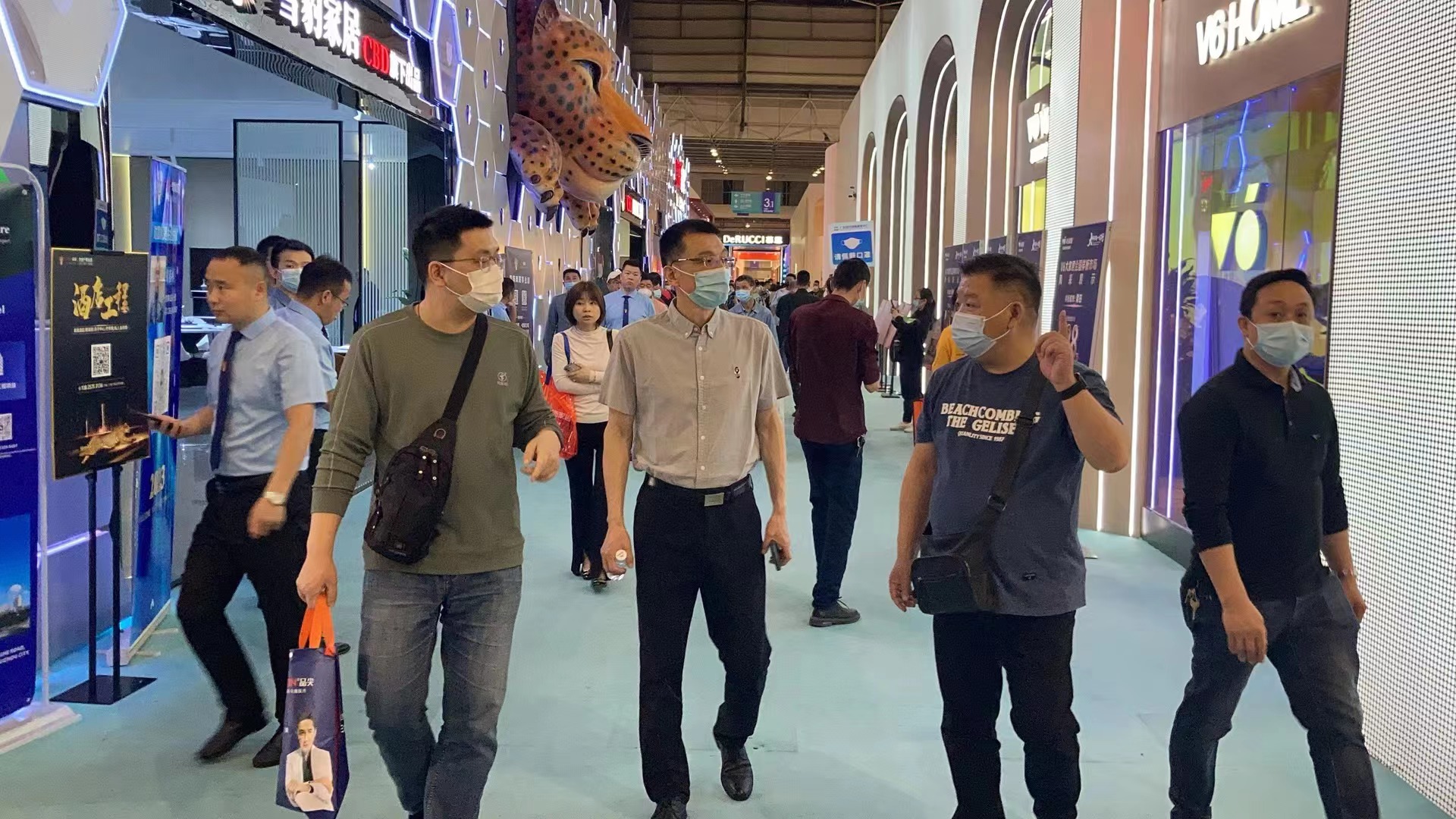 1679641565398445.jpg 揚(yáng)州商城總經(jīng)理沈兵率隊(duì)赴廣東考察家具展會(huì).jpg